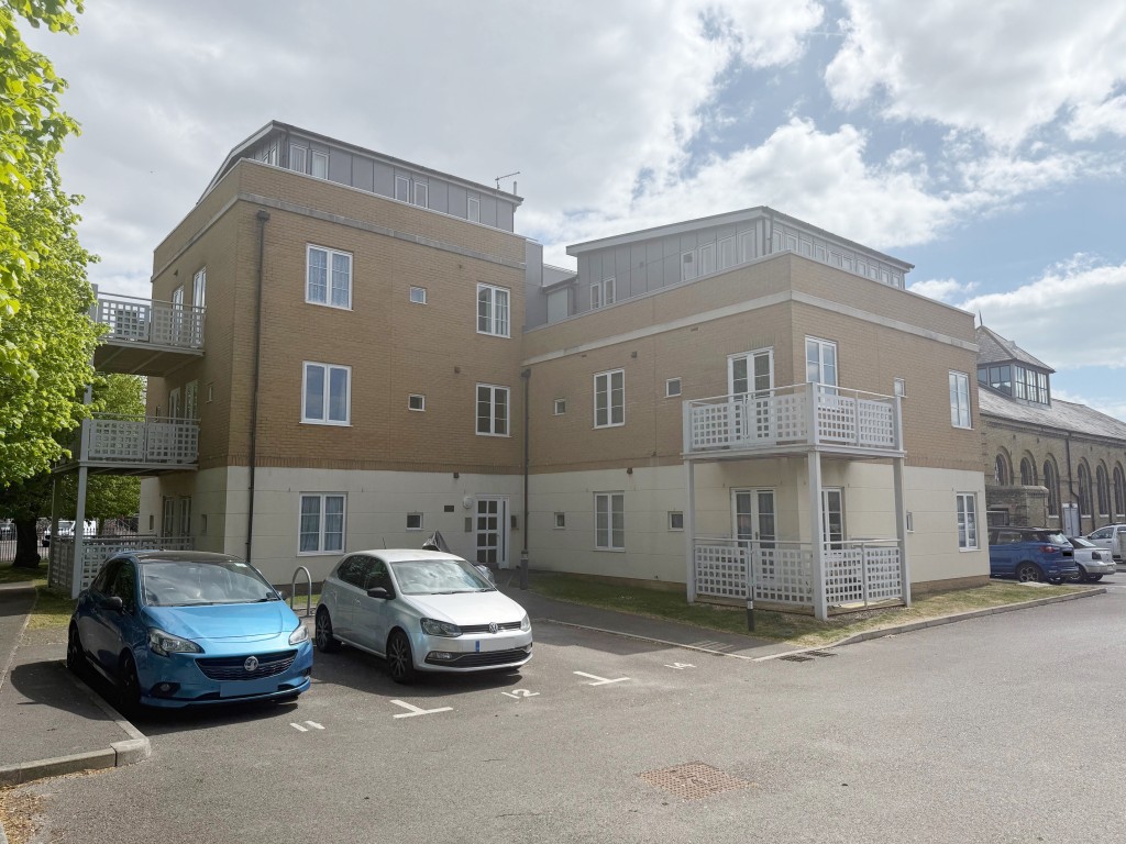Lot: 55 - FLAT FOR INVESTMENT OR OCCUPATION - View of block of flats